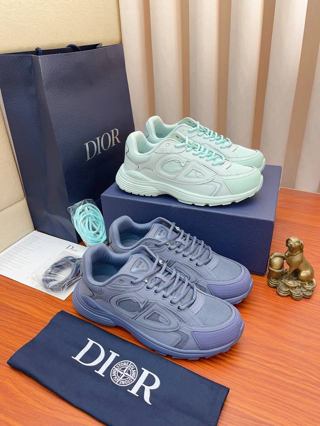 实价： DIOR 采用灰色网眼织物和白色科技面料精心制作，CD30”图形标志，鞋跟和鞋舌饰以“DIO～B30”和“CD30”标志。格外轻盈的雕刻效果橡胶鞋底搭配