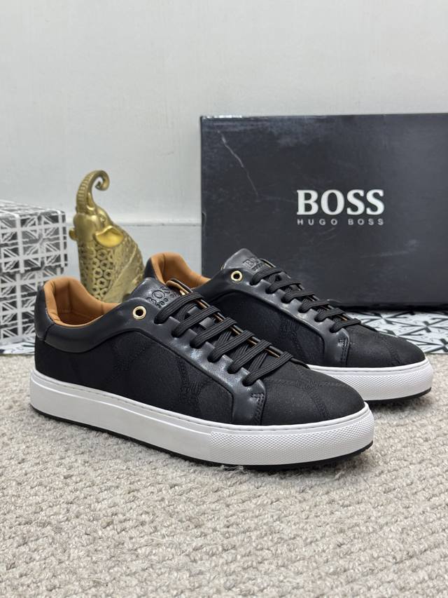 出厂价 实价 男士精品-BOSS 运动男鞋，本款是官方主打经典款，1:1质量，原厂名师制作，采用进口布料拼接牛皮舒适透气网布内里。完美楦型，大方时尚的设计，吸引