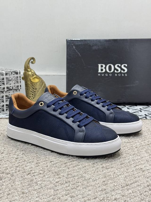 出厂价 实价 男士精品-BOSS 运动男鞋，本款是官方主打经典款，1:1质量，原厂名师制作，采用进口布料拼接牛皮舒适透气网布内里。完美楦型，大方时尚的设计，吸引