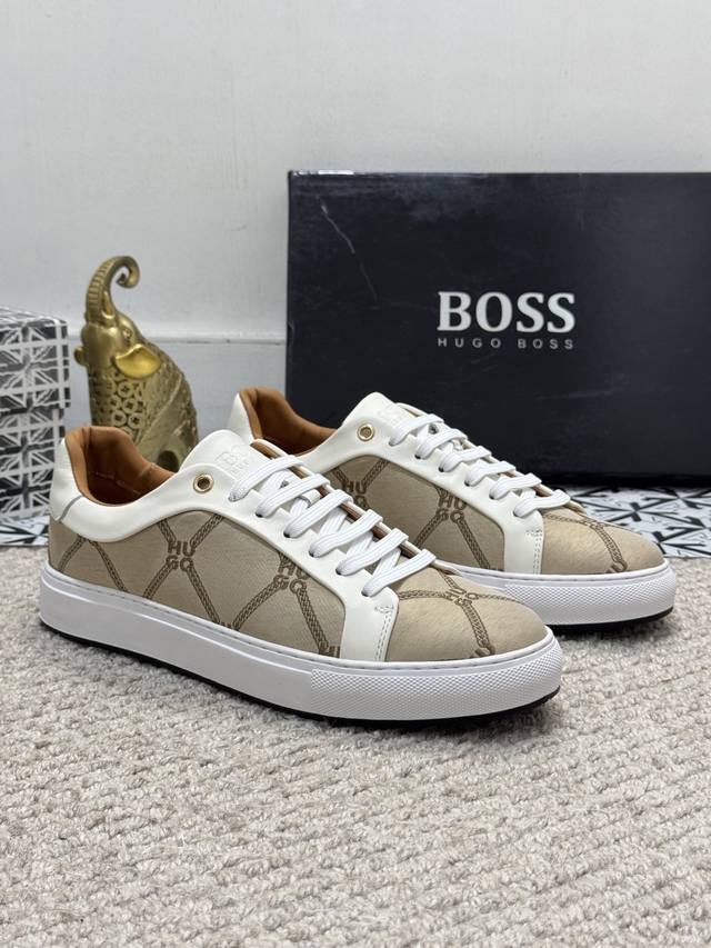 出厂价 实价 男士精品-BOSS 运动男鞋，本款是官方主打经典款，1:1质量，原厂名师制作，采用进口布料拼接牛皮舒适透气网布内里。完美楦型，大方时尚的设计，吸引