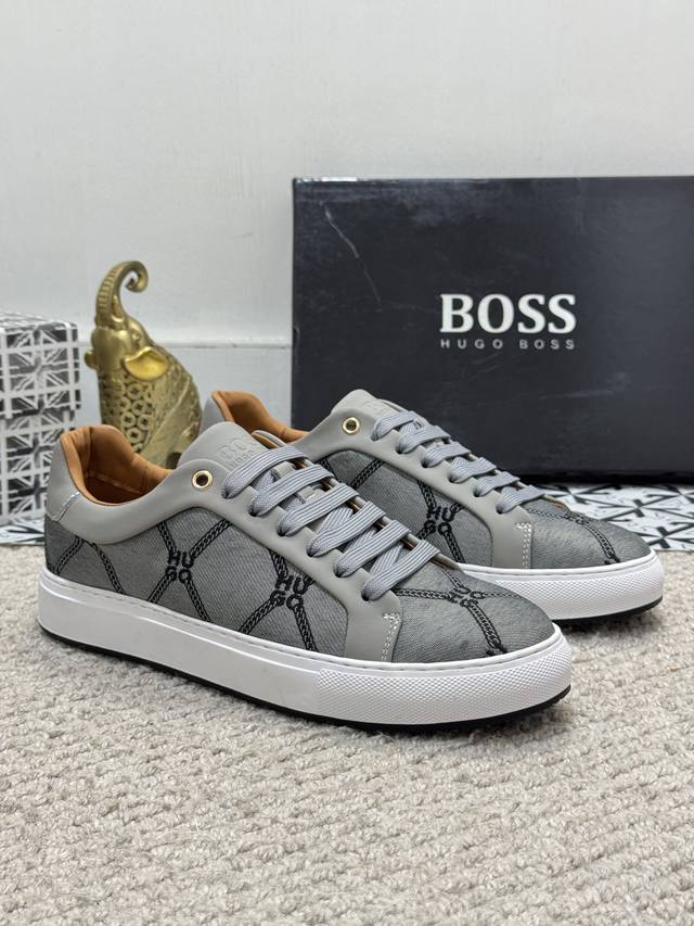 出厂价 实价 男士精品-BOSS 运动男鞋，本款是官方主打经典款，1:1质量，原厂名师制作，采用进口布料拼接牛皮舒适透气网布内里。完美楦型，大方时尚的设计，吸引