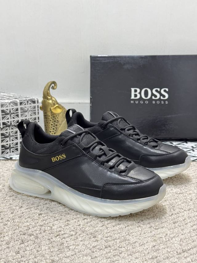 出厂价 实价 男士精品-BOSS 运动男鞋，本款是官方主打经典款，1:1质量，原厂名师制作，采用进口布料拼接牛皮舒适透气网布内里。完美楦型，大方时尚的设计，吸引