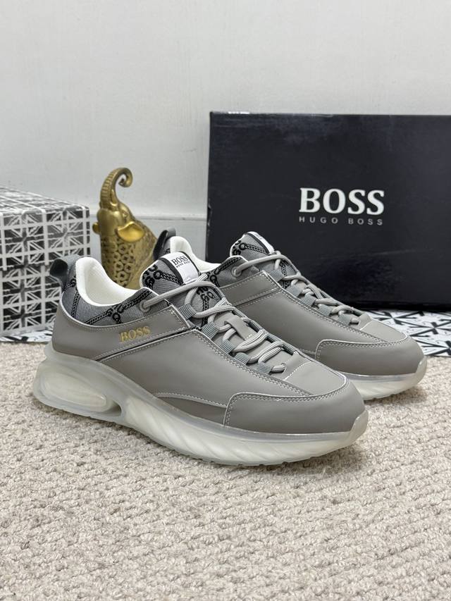 出厂价 实价 男士精品-BOSS 运动男鞋，本款是官方主打经典款，1:1质量，原厂名师制作，采用进口布料拼接牛皮舒适透气网布内里。完美楦型，大方时尚的设计，吸引