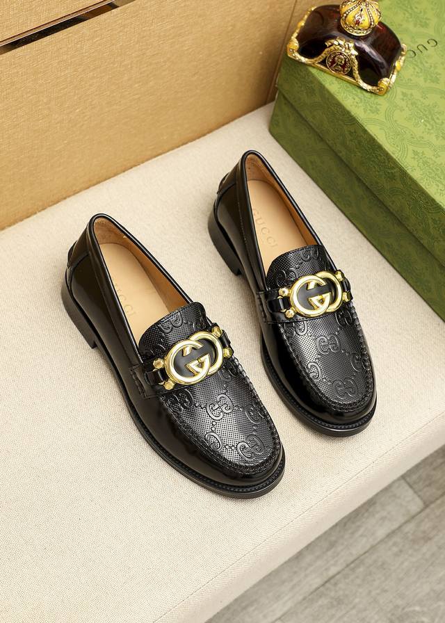 商品商标：GUCCI 古驰 休闲皮鞋 正码码数: 38-44 45订制 商品材料：精选 进口头层开边珠牛皮压花鞋面+奢华五金扣，进口水染牛皮内里。强烈立体视觉效