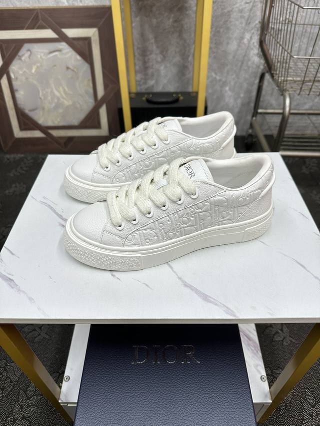 情侣款 Dior-迪奥 2024年重磅款，B33运动鞋全新演绎经典的网球鞋，时尚廓形突现重质感，采用蓝色棉质牛仔面料精心制作，饰以激光绘制的oblique印花，