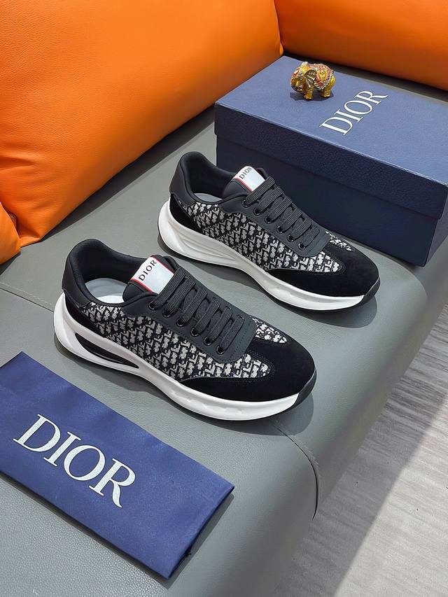 商品名称：Dior 迪奥 正规码数: 38-44 休闲鞋 商品材料：精选 牛皮鞋面，柔软羊皮内里；原厂大底。