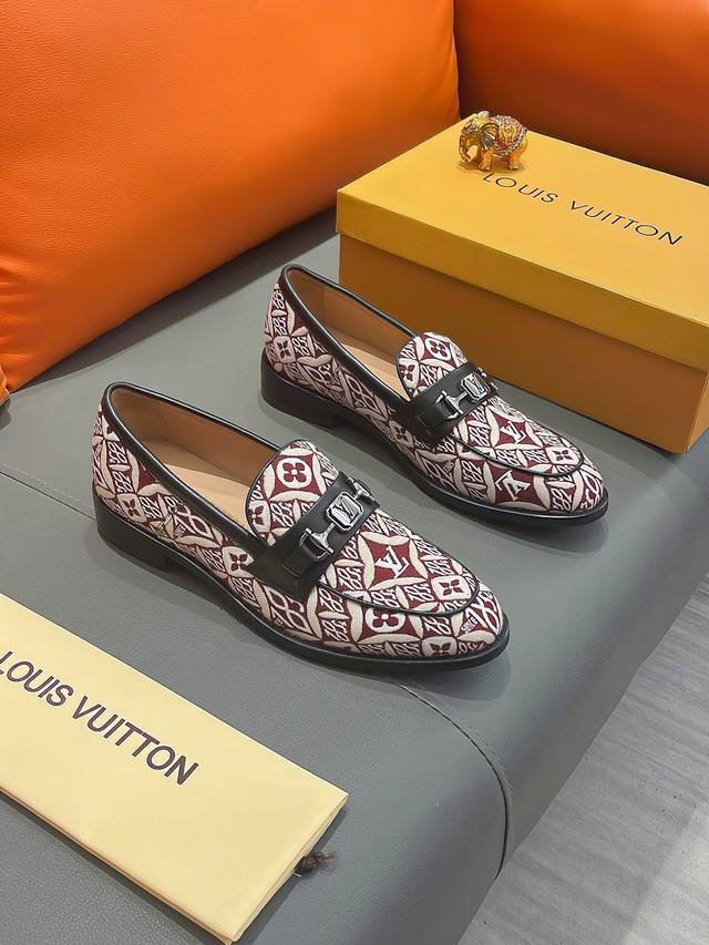 商品名称：Louis Vuitton 路易 威登 正规码数: 38-44 西装鞋 商品材料：精选 头层牛皮鞋面，柔软羊皮内里；原厂大底。