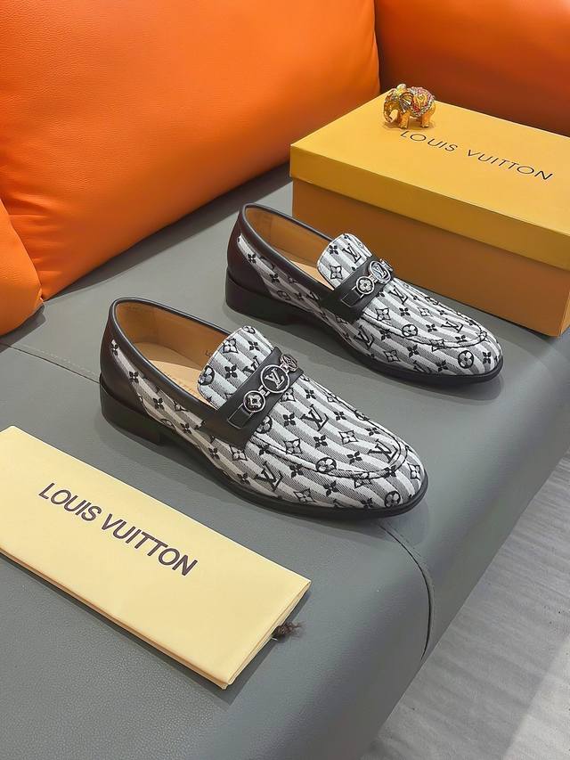 商品名称：Louis Vuitton 路易 威登 正规码数: 38-44 西装鞋 商品材料：精选 头层牛皮鞋面，柔软羊皮内里；原厂大底。