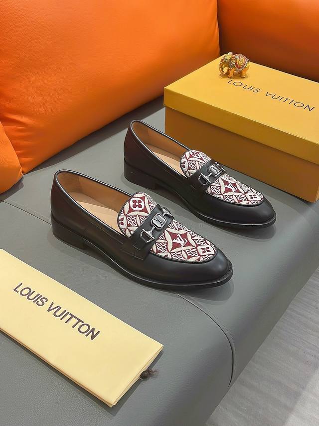 商品名称：Louis Vuitton 路易 威登 正规码数: 38-44 西装鞋 商品材料：精选 头层牛皮鞋面，柔软羊皮内里；原厂大底。