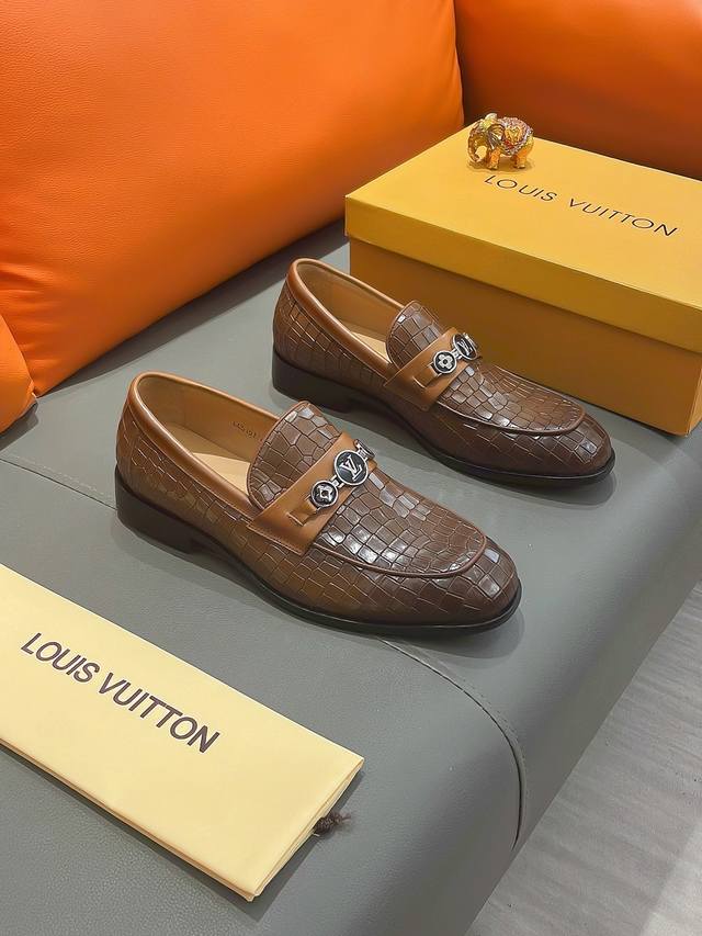 商品名称：Louis Vuitton 路易 威登 正规码数: 38-44 西装鞋 商品材料：精选 头层牛皮鞋面，柔软羊皮内里；原厂大底。