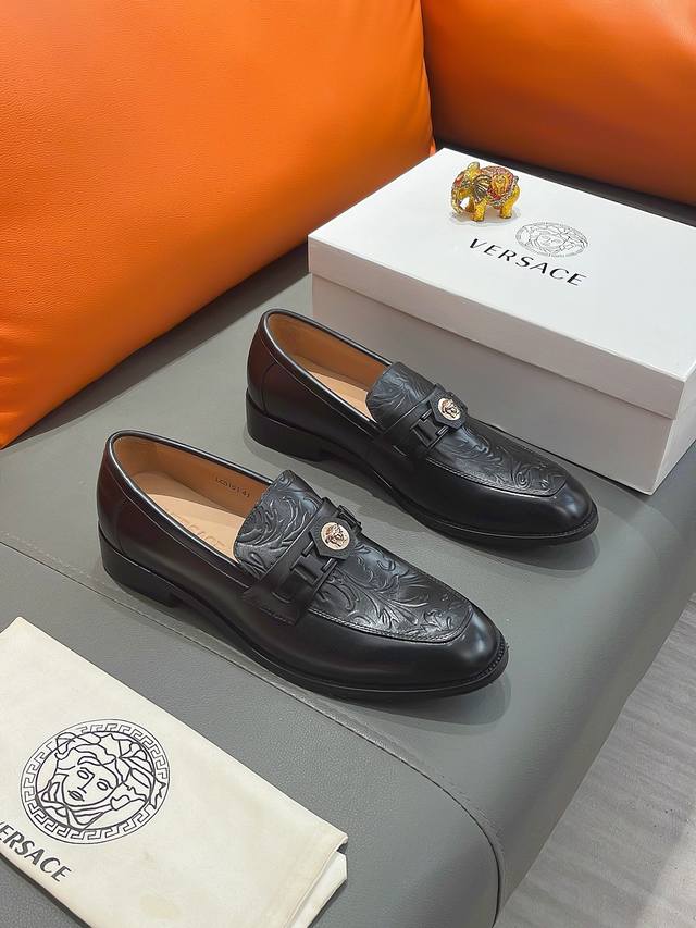 商品名称：Versace 范思哲 正规码数: 38-44 西装鞋 商品材料：精选 进口牛皮鞋面，柔软羊皮内里；原厂大底。