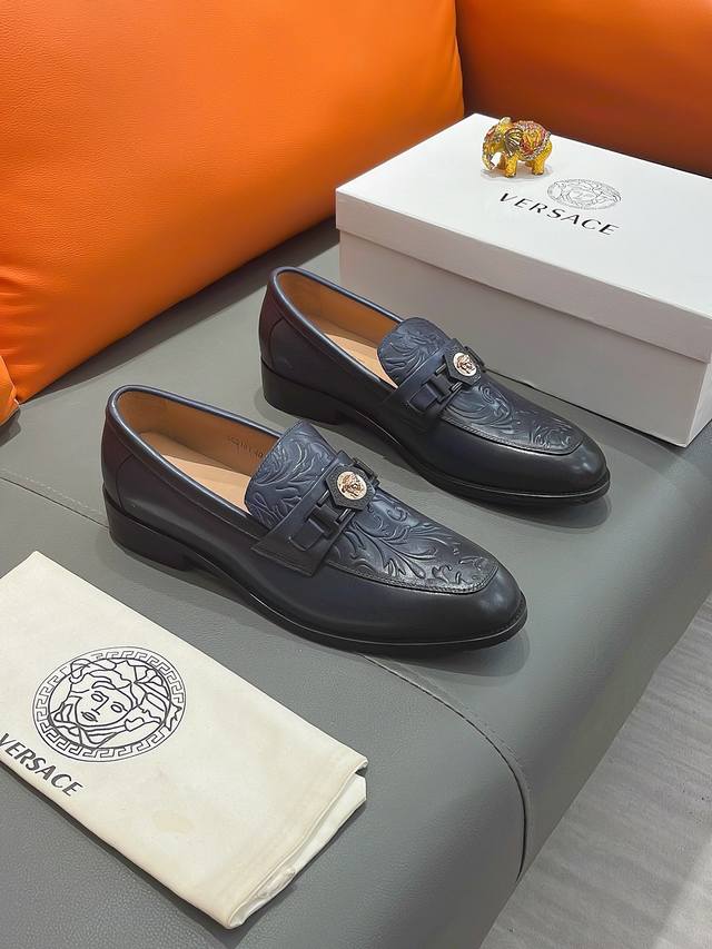 商品名称：Versace 范思哲 正规码数: 38-44 西装鞋 商品材料：精选 进口牛皮鞋面，柔软羊皮内里；原厂大底。