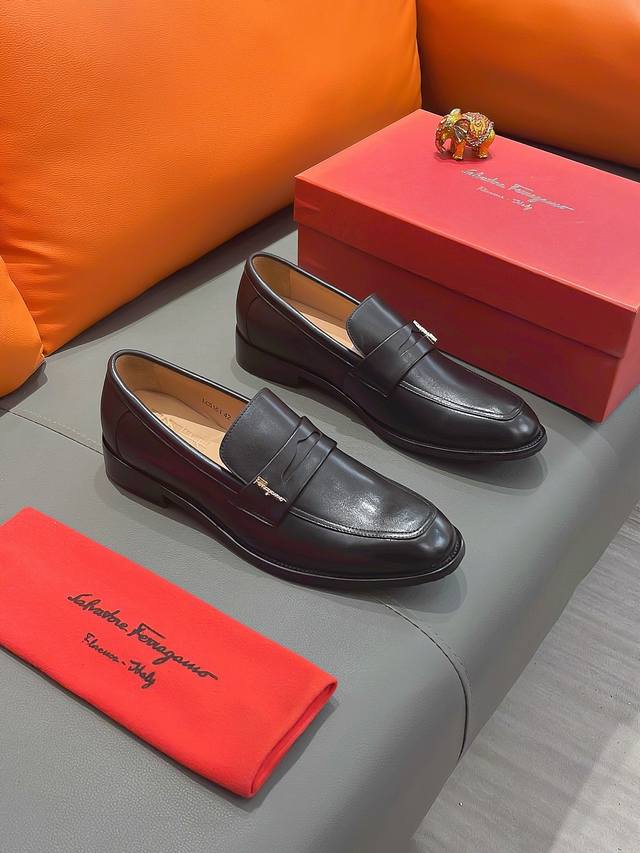 商品名称：Ferragamo 菲拉格慕 正规码数: 38-44 西装鞋 商品材料：精选 头层牛皮鞋面，进口羊皮内里；原厂大底。