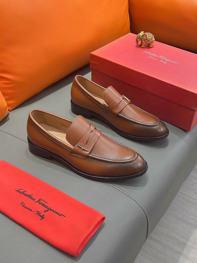 商品名称：Ferragamo 菲拉格慕 正规码数: 38-44 西装鞋 商品材料：精选 头层牛皮鞋面，进口羊皮内里；原厂大底。