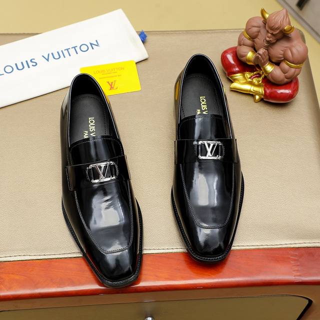 工厂价 Louis Vuitton 路易威登 新款官网爆款！原版一比一复刻，那种沉稳内涵儒雅的品味无法言喻的开启时尚鞋履的旅程从容应对各种场合！大牌的气势不言而