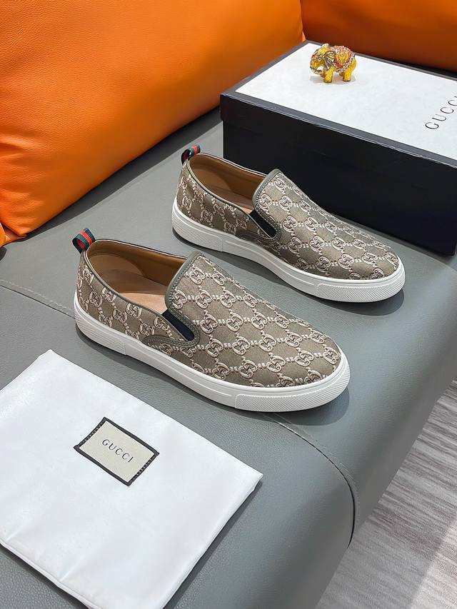 商品名称：Gucci 古驰 正规码数: 38-44 套脚鞋 商品材料：精选 牛皮鞋面，柔软羊皮内里；原厂大底。