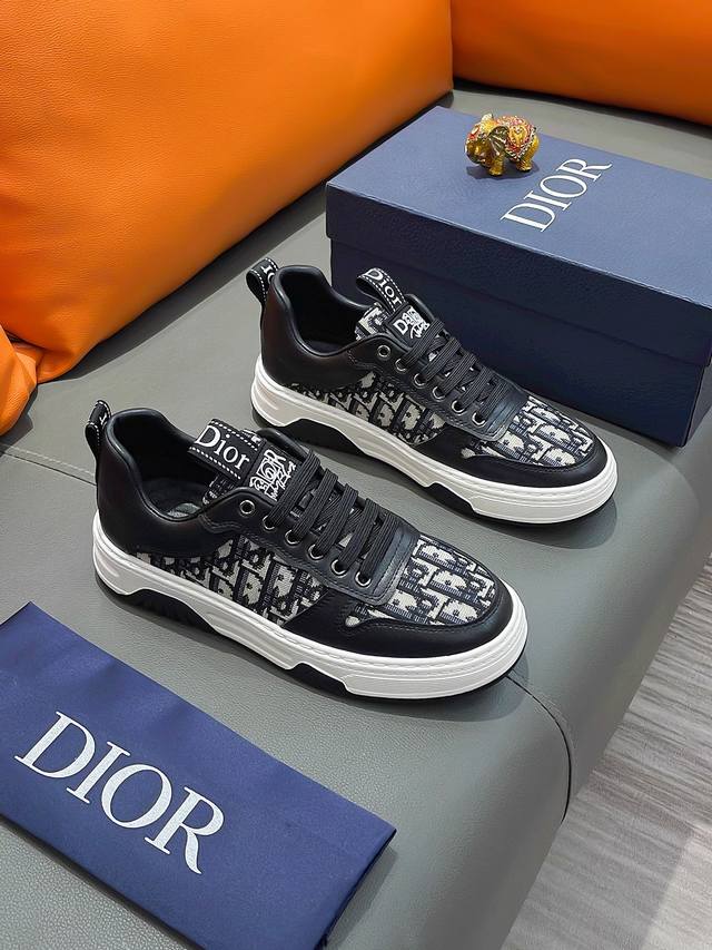 商品名称：Dior 迪奥 正规码数: 38-44 休闲鞋 商品材料：精选 牛皮鞋面，柔软羊皮内里；原厂大底。