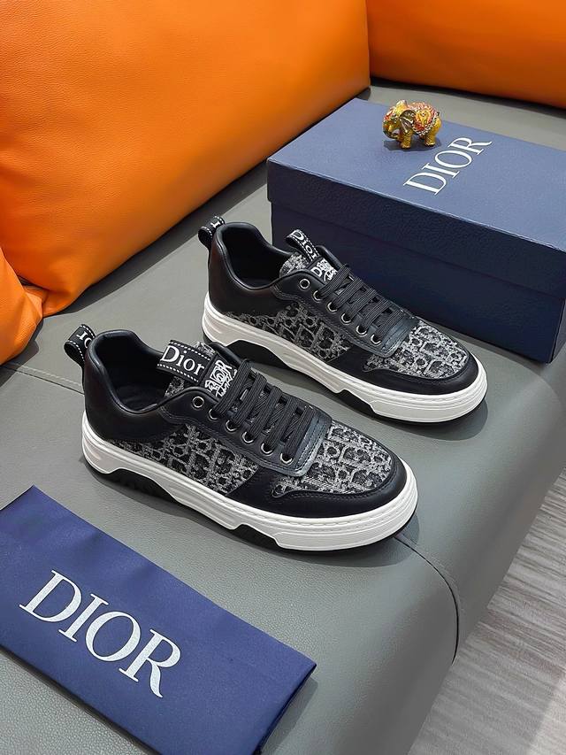 商品名称：Dior 迪奥 正规码数: 38-44 休闲鞋 商品材料：精选 牛皮鞋面，柔软羊皮内里；原厂大底。