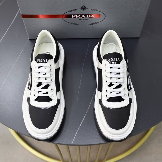 出厂价： 顶级原单 品牌：Prada 普拉达 标准码：男码38 44 45可以定做 等级：官网同款 材料：原版牛皮 牛皮内里 原版组合双色耐磨柔软大底 款式类别