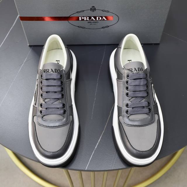 出厂价： 顶级原单 品牌：Prada 普拉达 标准码：男码38 44 45可以定做 等级：官网同款 材料：原版牛皮 牛皮内里 原版组合双色耐磨柔软大底 款式类别