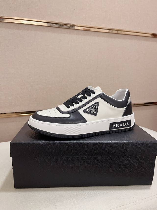 工厂价: 新款1:1 Prada～普拉达 潮流新款上市 官网同款 专柜品质 原版搭配 精选头层小牛皮面料。舒适透气羊皮内里 做工精细 用料上层 100%纯牛皮打