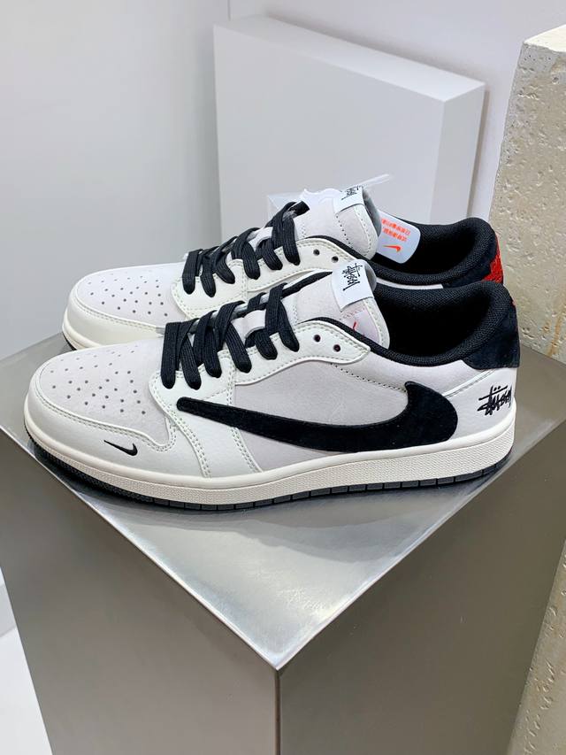 Z#Fragment X Travis Scott X 斯图西 Air Jordan 1 Low 三方联名倒钩 性价比原盒出货 全新的三方联名低帮倒钩鞋面延续了