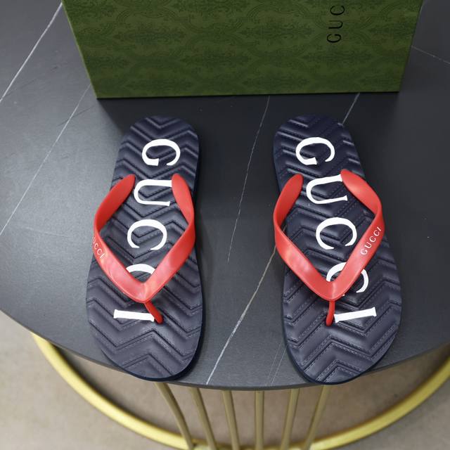 出厂价: 品牌：古奇gucci 码数：38–44 45定制 等级：专柜 原单 材料：原版鞋面 耐磨轻便柔软舒适大底 款式类别：夏季夹脚款拖鞋 年轻时尚 脚感舒适