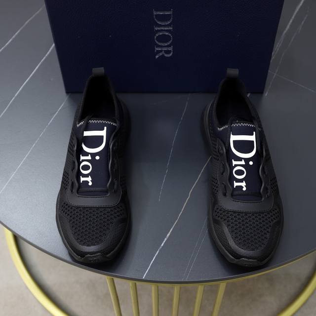 出厂价： 顶级原单 Dior 迪奥 -高端品质 原单 -鞋面：进口双层针织、鞋舌品牌塑胶logo -内里：垫脚；柔软 高韧性布匹 -大底：原版轻便耐磨 橡胶：成