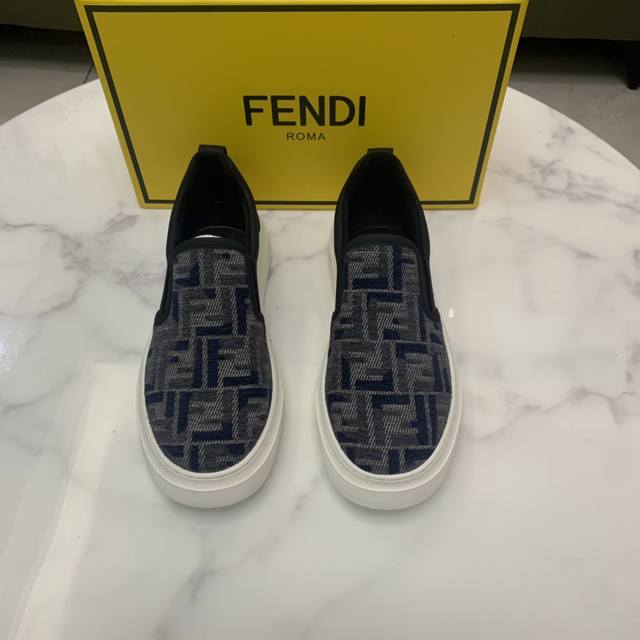 商品商标:Fendi 芬迪 休闲鞋 正码码数:38-44 37.45定做 商品材料:F家系列， 绒里、皮里可选 全头层小牛皮配水染牛仔布，经典菱格花纹d家工艺，