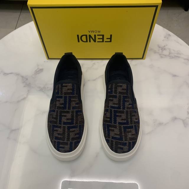 商品商标:Fendi 芬迪 休闲鞋 正码码数:38-44 37.45定做 商品材料:F家系列， 绒里、皮里可选 全头层小牛皮配水染牛仔布，经典菱格花纹d家工艺，