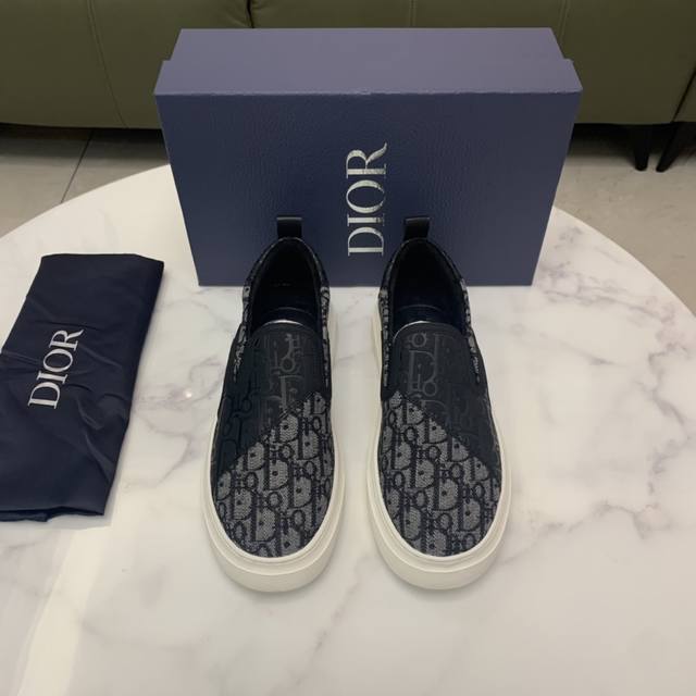 商品商标:Diro 迪奥 休闲鞋 正码码数:38-44 37.45定做 商品材料:D家系列， 绒里、皮里可选 全头层小牛皮配水染牛仔布，经典菱格花纹d家工艺，，