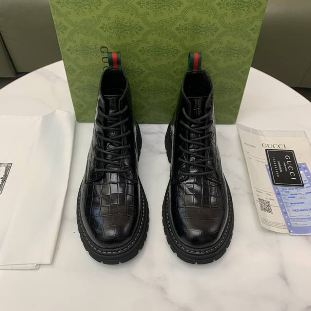 商品商标:Gucci 古奇 正码码数:38-44 37.45.46定做 商品材料:G家新品马丁靴加拿大进口全头层高丝光磨砂面料 采用3D数码工艺冲孔 高端大气上