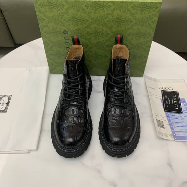 商品商标:Gucci 古奇 正码码数:38-44 37.45.46定做 商品材料:G家新品马丁靴加拿大进口全头层高丝光磨砂面料 采用3D数码工艺冲孔 高端大气上