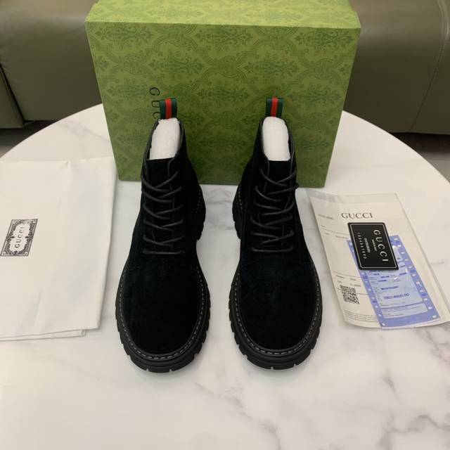 商品商标:Gucci 古奇 正码码数:38-44 37.45.46定做 商品材料:G家新品马丁靴加拿大进口全头层高丝光磨砂面料 采用3D数码工艺冲孔 高端大气上