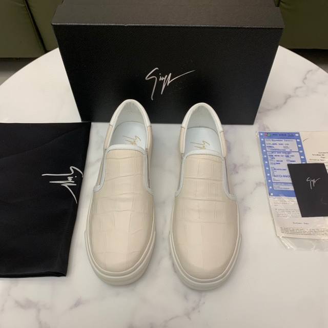 商品商标:Giuseppe Zanotti 正码码数:38-44 37.45定做 商品材料:Gz休闲男鞋，进口头层牛皮高端上档次，牛皮内里，橡胶耐磨原版大底，原