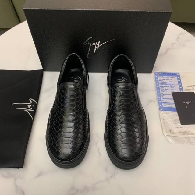 商品商标:Giuseppe Zanotti 正码码数:38-44 37.45定做 商品材料:Gz休闲男鞋，进口头层牛皮高端上档次，牛皮内里，橡胶耐磨原版大底，原