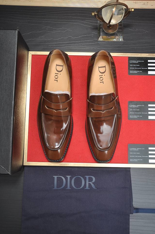 出厂价 Dior 水染牛皮内里 迪奥原版1:1高品质出厂，进口原版料，进口版原牛皮，水染牛皮内里，原版tpu大底，码数:38-44