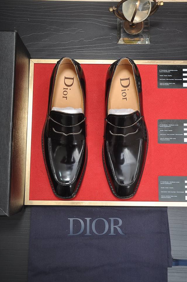 出厂价 Dior 水染牛皮内里 迪奥原版1:1高品质出厂，进口原版料，进口版原牛皮，水染牛皮内里，原版tpu大底，码数:38-44