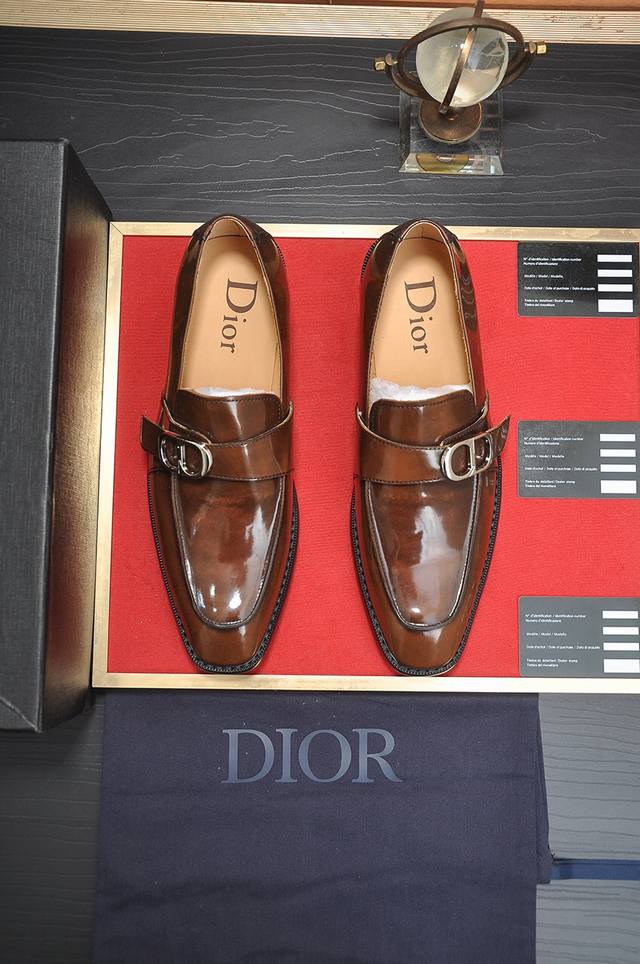 出厂价 Dior 水染牛皮内里 迪奥原版1:1高品质出厂，进口原版料，进口版原牛皮，水染牛皮内里，原版tpu大底，码数:38-44