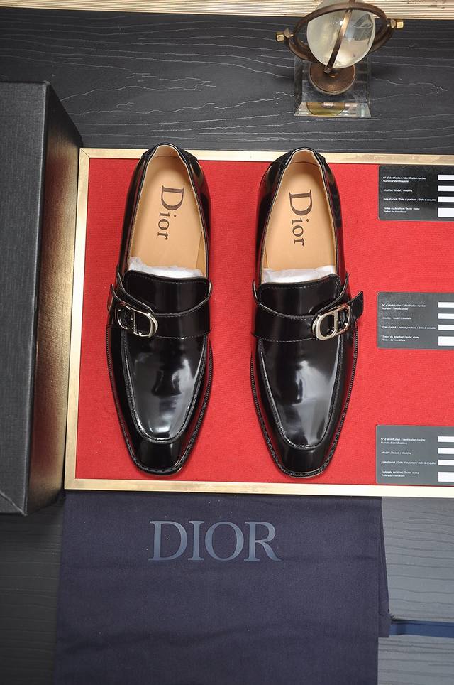 出厂价 Dior 水染牛皮内里 迪奥原版1:1高品质出厂，进口原版料，进口版原牛皮，水染牛皮内里，原版tpu大底，码数:38-44