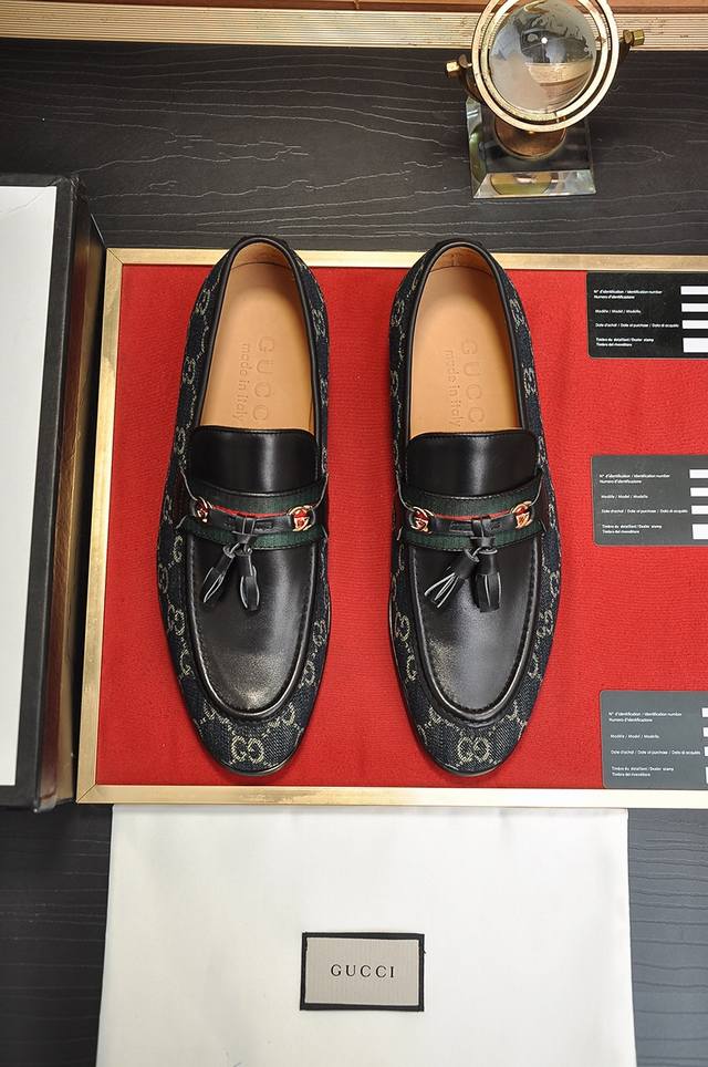 出厂价 意大利顶级奢侈男鞋巨头 Gucci 古奇 全牛皮内里 新款报到原汁原味的欧式风格 赏心悦目为了让鞋子更加耐用不变形制作继续沿用传统做法 但仍然不乏创新皮