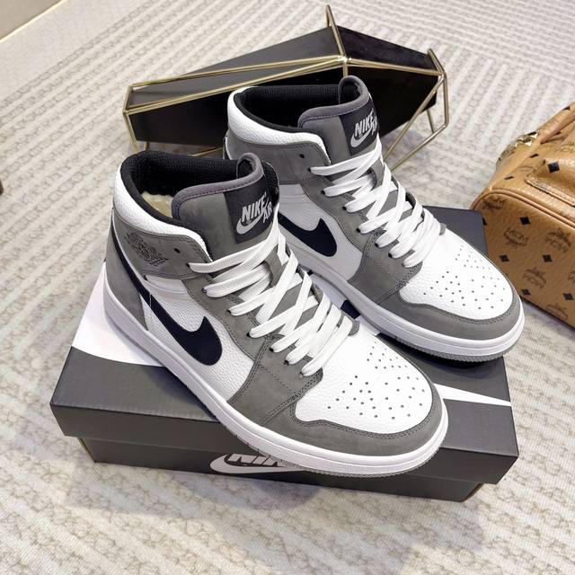 工厂价： Nike Air Jordan1 乔丹冬季运动板鞋 加毛款 Aj经典鞋型不变的基础上内里羊毛 真的很加分！原厂材料fk 鞋面进口头层牛皮 色高帮低帮全