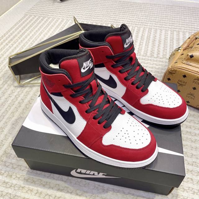 工厂价： Nike Air Jordan1 乔丹冬季运动板鞋 加毛款 Aj经典鞋型不变的基础上内里羊毛 真的很加分！原厂材料fk 鞋面进口头层牛皮 色高帮低帮全