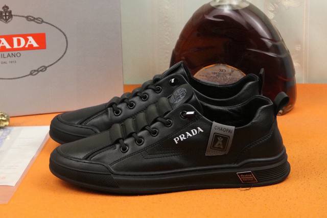 工厂价 高品质 Prada 普拉达新款上市著名奢侈品牌，专柜同步更新，意大利男鞋时尚杂志季刊封面主推款！鞋面采用意大利进口小牛皮，羊皮内里。原版防滑橡胶大底，上