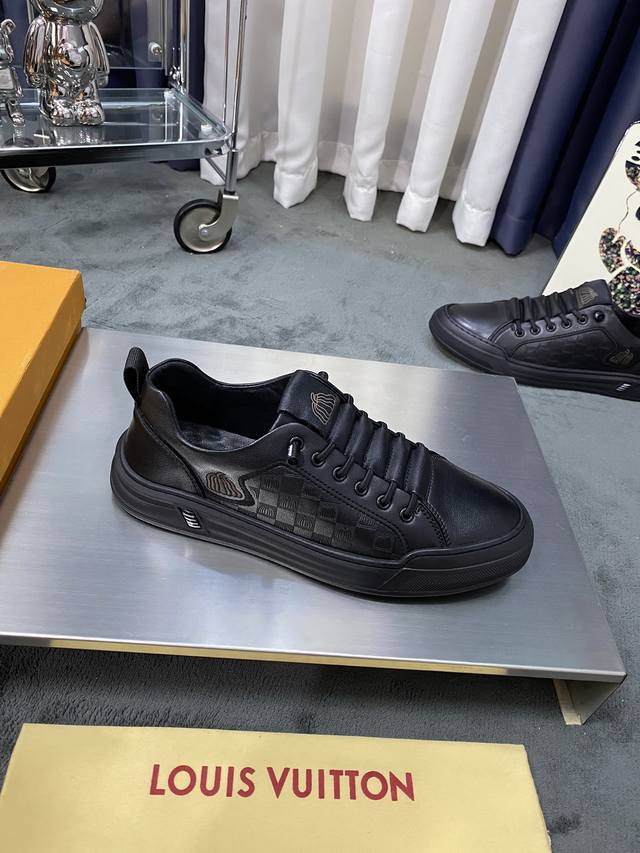 商品商标: Louis Vuitton 路易威登 正码码数: 38-45 商品材料: 鞋面以压纹牛皮打造，意大利进口猪皮内里垫，原版大底轻盈耐磨！纯手工制作，细