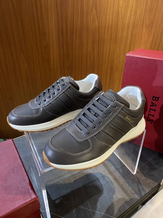 Ballyoutline Sneaker 运动鞋 Size；39~44 38.45定制 在纹理和光滑的牛皮，这款轮廓运动鞋 有一个厚实而轻便的vibram跑步鞋