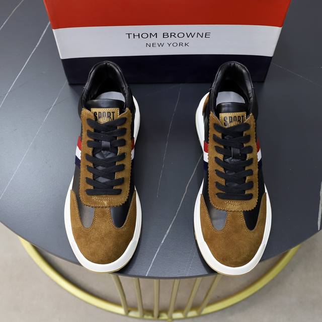 商品商标:Thom Browne 汤姆.布朗 正码码数:38-45 商品材料:新款tb白鞋风暴，鞋面采用原版进口牛皮，羊皮内里 鞋底采用原版鞋底制作 织带红白蓝