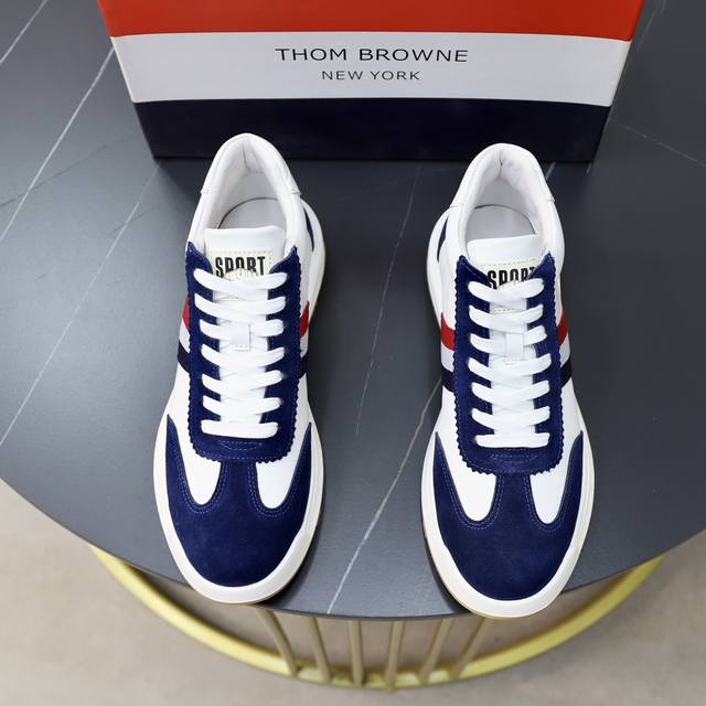 商品商标:Thom Browne 汤姆.布朗 正码码数:38-45 商品材料:新款tb白鞋风暴，鞋面采用原版进口牛皮，羊皮内里 鞋底采用原版鞋底制作 织带红白蓝