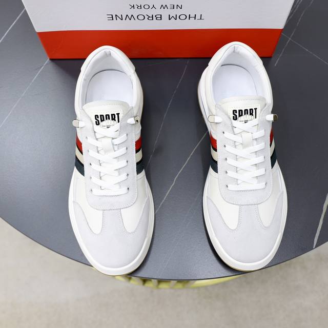 商品商标:Thom Browne 汤姆.布朗 正码码数:38-45 商品材料:新款tb白鞋风暴，鞋面采用原版进口牛皮，羊皮内里 鞋底采用原版鞋底制作 织带红白蓝