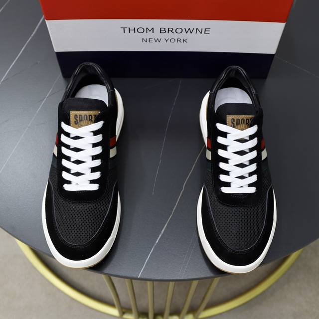 商品商标:Thom Browne 汤姆.布朗 正码码数:38-45 商品材料:新款tb白鞋风暴，鞋面采用原版进口牛皮，羊皮内里 鞋底采用原版鞋底制作 织带红白蓝